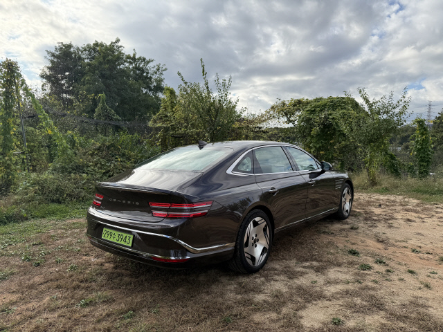 제네시스 G80 전동화 모델 후면부.